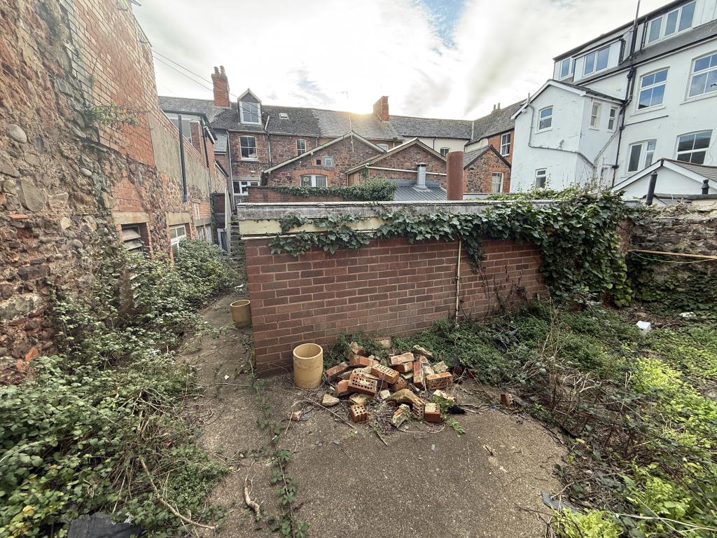 Lot: 98 - FORMER VAULT WITH PLANNING FOR CONVERSION INTO A SINGLE RESIDENTIAL APARTMENT - External photo of the Vault